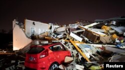 Një veturë e mbuluar nga rrënojat, pas një tornadoje që e goditi Tenesin, SHBA, më 9 dhjetor 2023.