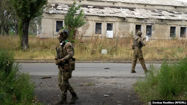 «Марс» і «Саймон» постійно вслухаються і поглядають у небо – навіть попри погану погоду