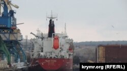 Судно під прапором Маршаллових Островів у закритому порту Керчі