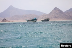 Boats float near the coast of Bab el-Mandeb, Yemen (fil photo)