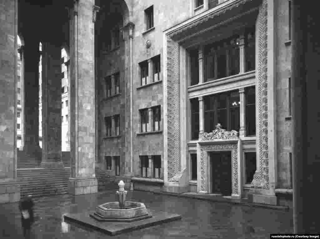 Внутрішній дворик будівлі парламенту Грузії, сфотографований у 1950-х роках, тоді ця будівля була відома як Будинок уряду Грузинської Радянської Соціалістичної Республіки &nbsp;