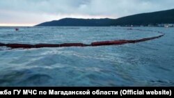 Нефтяное пятно в бухте Нагаева