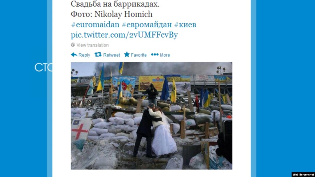 A screen grab of a tweet showing newlyweds "Marina" and "Andriy" at Independence Square in Kyiv