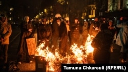 Tbilisidäki demonstrantlar tapgyr bäşinji gije protest geçirdiler.