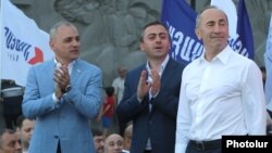 Armenia - Former President Robert Kocharian (R) and senior members of his Hayastan alliance, Vahe Hakobian (L) and Ishkhan Saghatelian, at an election campaign rally in Yerevan, June 9, 2021.