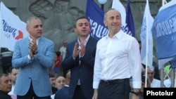 Armenia - Former President Robert Kocharian (R) and senior members of his Hayastan alliance, Vahe Hakobian (L) and Ishkhan Saghatelian, at an election campaign rally in Yerevan, June 9, 2021.