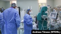 Pacienți bolnavi de COVID 19, îngrijiți la Secția de Terapie Intensivă a Institutului de Pneumologie „Marius Nasta” din București. Fotografia a fost făcută pe 30 septembrie 2021; între timp, numărul de cazuri grave a depășit cu mult cele 1440 de paturi ATI disponibile în țară. 