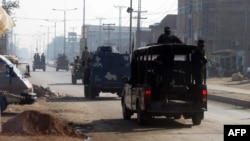 په بنو کې پاکستاني پولیس د ګزمې په حال کې 