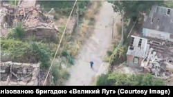 «Покажіться!»: як бійці ЗСУ за допомогою дронів вивели подружжя з палаючого Оріхова «Покажіться!»: як бійці ЗСУ за допомогою дронів вивели подружжя з палаючого Оріхова
