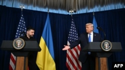 Donald Tramp Palm Biçdəki Mar-a-Laqo iqamətgahında keçirilən danışıqlardan sonra mətbuat konfransında Volodimir Zelenskiyə əl uzadır.