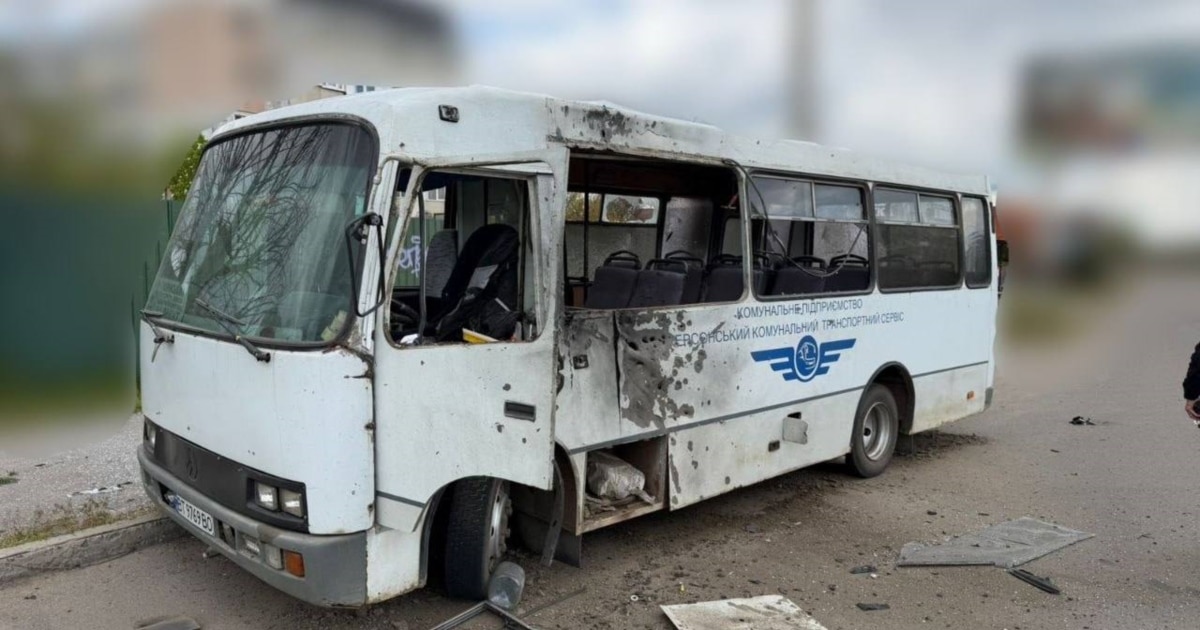 Російські війська знову атакували автобус у Херсоні, поранений водій