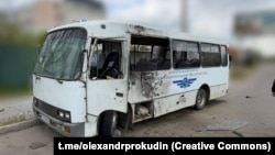 Російський дрон уразив автобус комунального перевізника близько 10:40 у Центральному районі Херсона