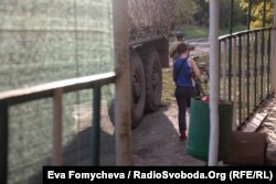 Підлітки та військовий транспорт біля магазину села Кримське, вересень 2021 року