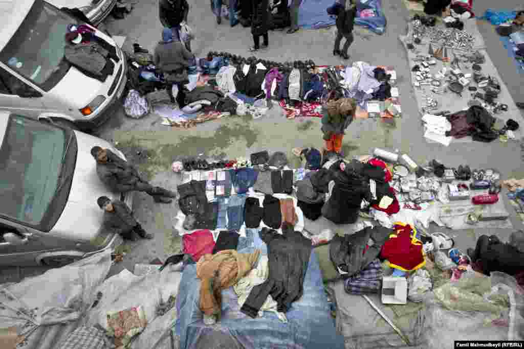 Bazarda yer tutmaq da asan iş deyil. Satıcılar deyir ki, yerpulu 1-3 manat arasında dəyişir.