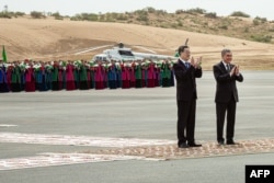 Former Turkmen president Gurbanguly Berdymukhamedov (right) and Chinese Vice Premier Ding Xuexiang applaud during a ceremony launching the fourth of seven planned development phases at the Galkynysh gas field, some 400 kilometers east of Ashgabat. (file photo)
