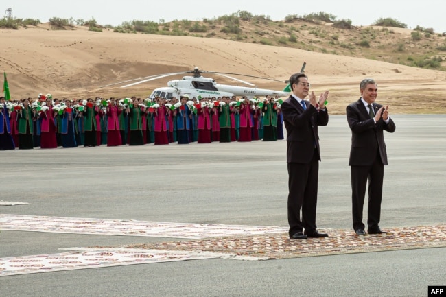 Ish-presidenti turkmen, Gurbanguly Berdymukhamedov, (djathtas) dhe zëvendëskryeministri, kinez Ding Xuexiang, duartrokasin hapjen e fazës së katërt nga shtatë fazat e planifikuara të zhvillimit në fushën e gazit Galkynysh, rreth 400 kilometra në lindje të Ashgabatit.