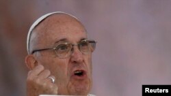 Papa "svom snagom preklinje" lidere da poštede "civile i posebno decu"