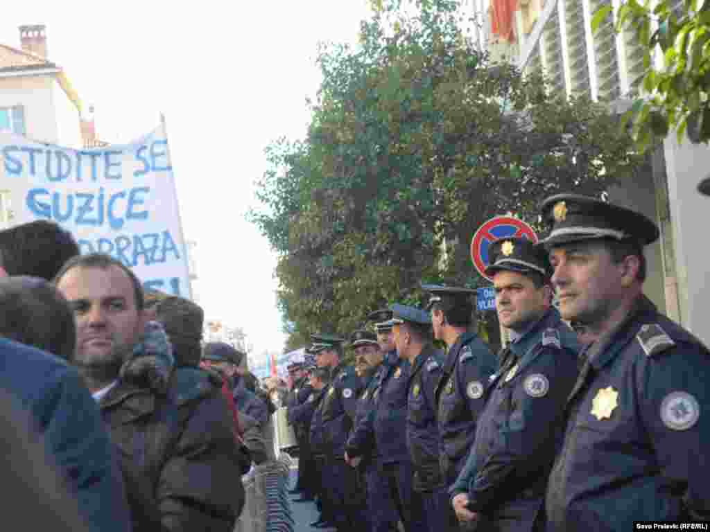 U Podgorici je nekoliko hiljada ljudi 21. januara 2012. protestovalo ispred zgrade crnogorske Vlade, zbog te&scaron;kog socijalno-ekonomskog stanja u Crnoj Gori. Protest je organizovala Unija slobodnih sindikata, uz podr&scaron;ku Mreže za afirmaciju nevl