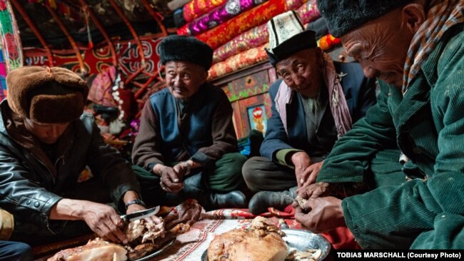 قرغیز های افغانستان شیوه زنده گی مختص به خود را دارند و در مکالمات روزمره از واژه های فارسی دری بیشتر استفاده میکنند