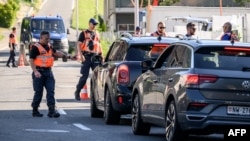 Поліцейські охороняють вхід до готельного комплексу «Бургенсток», де мали розпочатися переговори щодо угоди про припинення конфлікту на Близькому Сході, 19 червня 2026 року