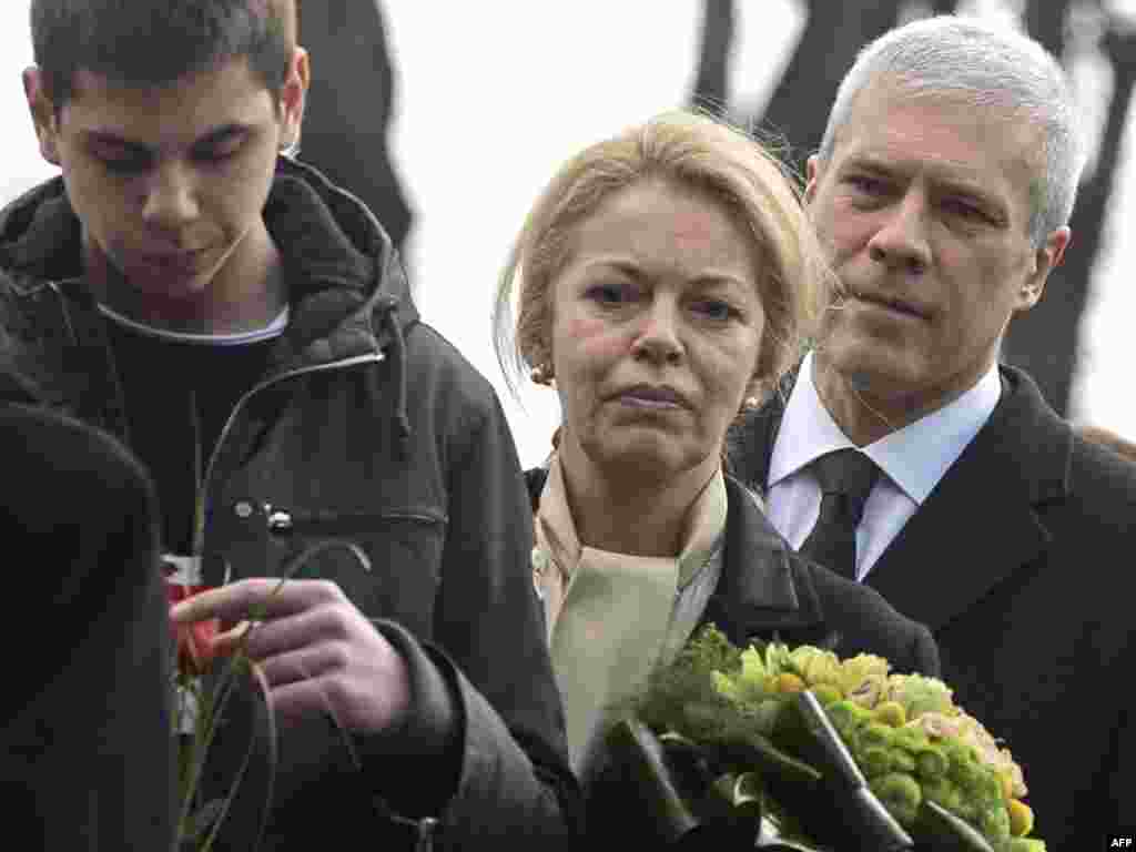 Srbija - Sjećanje na Djindjića - Tisuće simpatizera odalo je počast ubijenom premijeru Srbije Zoranu Djindjiću. Medju njima predsjednik Srbije Boris Tadić. Na slici je i udovica Ružica Djindjić. Premijer Srbije ubijen je 2003.godine. 