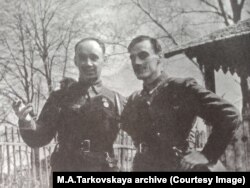 Леонид Гончаров (погиб в 1944 г.) и Арсений Тарковский, корреспонденты "Боевой тревоги". 1942 г.