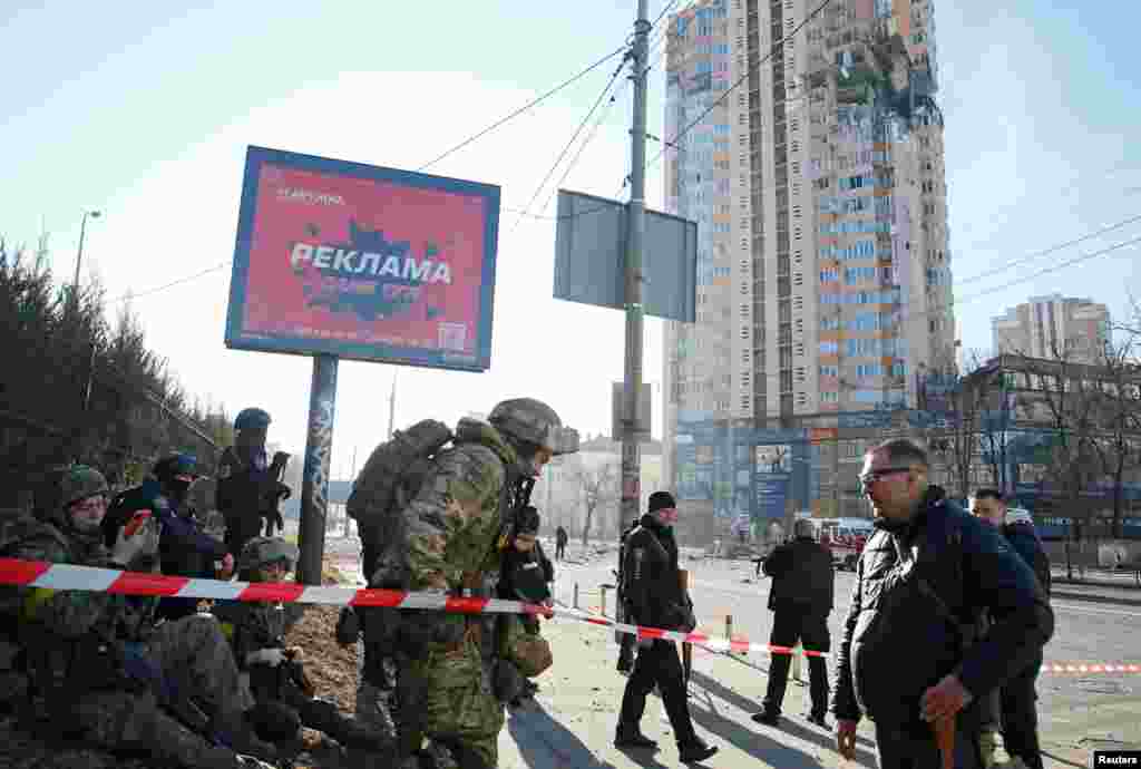 Ushtarët ukrainas shihen pranë një kompleksi banesor në Kiev, të dëmtuar nga granatimet.&nbsp; &nbsp;