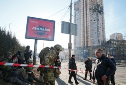 Ukrajinska vojska u blizini zgrade koja je pogođena rano jutros.