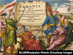 Картуш карти України Йоганна Баптиста Гоманна зі збірки Бібліотеки землі Саксонія у Німеччині. У червоному в центрі сидить і курить люльку Іван Мазепа, кажуть історики. Це оригінальне кольорування 18-го століття