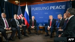 Президент США Дональд Трамп та президент Росії Володимир Путін зустрічаються разом із делегаціями під час саміту США та Росії щодо України в Анкориджі, Аляска.