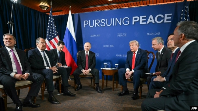 Президент США Дональд Трамп та президент Росії Володимир Путін зустрічаються разом із делегаціями під час саміту США та Росії щодо України в Анкориджі, Аляска