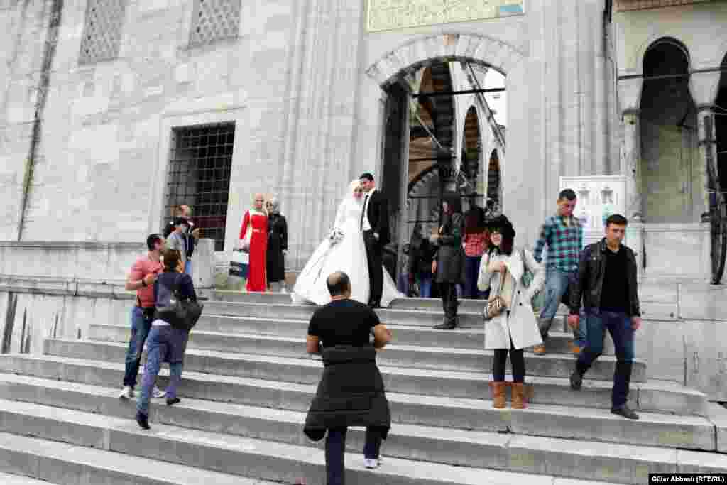 Bir memarlıq yadigarı kimi Sultan Əhməd Məscidi turistlərin də çox marağını çəkir.