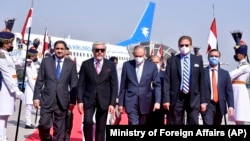 Afghan envoy Abdullah Abdullah (center) arrives Islamabad on September 28.