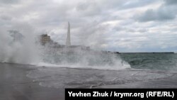 Севастополь у владі стихії – шторм, вітер і хвилі (фотогалерея)