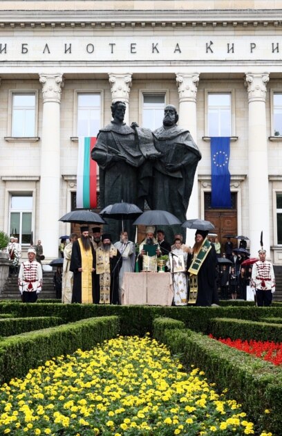 С празненства и концерти в цялата страна беше отбелязан 24