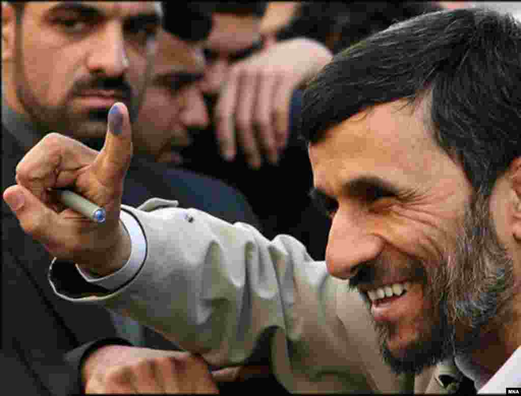 Iran - Mahmoud Ahmadi nejad was voting in elections for municipal councils and the Assembly of Experts, Tehran, 15Dec2006