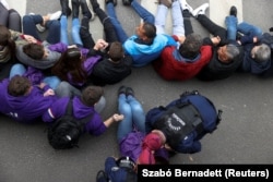  Протестиращи блокират входа на паркинга на Народното събрание, 14 април 2025 година 