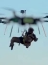 Ushtari i plagosur ukrainas tërhiqet nga fronti me dron fluturues