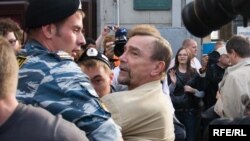 Задержание Льва Пономарева на протестной акции в 2009 году