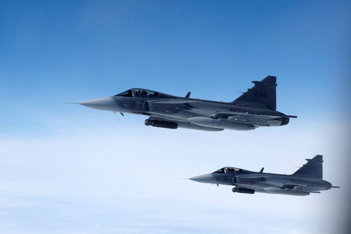 У пресслужбі президента уточнили, що постачання 16 літаків Gripen E розпочнеться на початку 2029 року