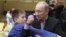 Vladimir Putin, pe vremea când era prim-ministru, arată o mișcare din judo unui tânăr din orașul siberian Kemerovo, pe 24 ianuarie 2012.