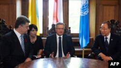 Прэзыдэнт Украіны Пятро Парашэнка (зьлева), кіраўнік Польшчы Браніслаў Камароўскі (у цэнтры) і генэральны сакратар ААН Пан Гі Мун. Гданьск, 7 траўня 2015 году
