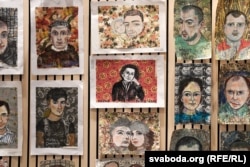 На сьценах залі - партрэты палітзьняволеных, што намалявала мастачка Ксіша Ангелава