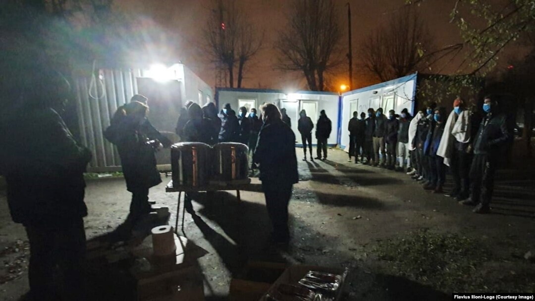 Refugiații au primit ceai cald și alimente, la inițiativa societății civile.