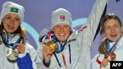 Тура Берґер (у центрі), яка виграла індивідуальну гонку на останній Олімпіаді у Ванкувері, була найкращою в цій дисципліні і на чемпіонаті світу в Чехії