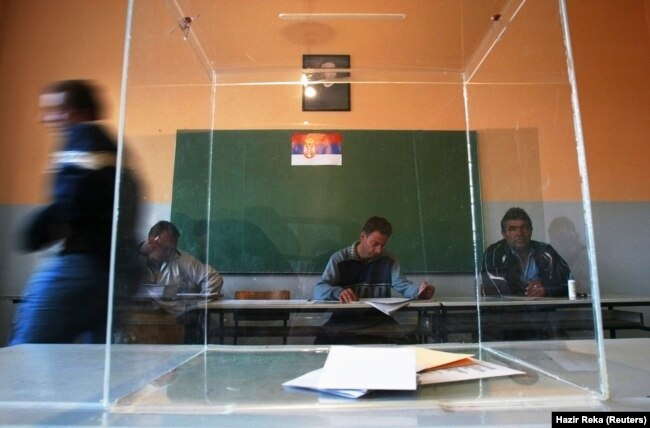 Votuesit në një qendër votimi në Graçanicë më 2006, kur u mbajt referendumi mbi Kushtetutën e re serbe. Kësaj radhe, autoritetet në Kosovë kanë thënë se serbët mund të votojnë për referendumin e Serbisë përmes postës dhe Zyrës Ndërlidhëse serbe.