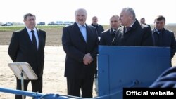Аляксандар Лукашэнка ў калгасе «Выток» на Гомельшчыне, 11 красавіка