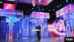 Президент Беларус президенті Александр Лукашенко "Славянский базар" конкурсының сахнасында сөйлеп тұр. 10 шілде 2014 жыл.