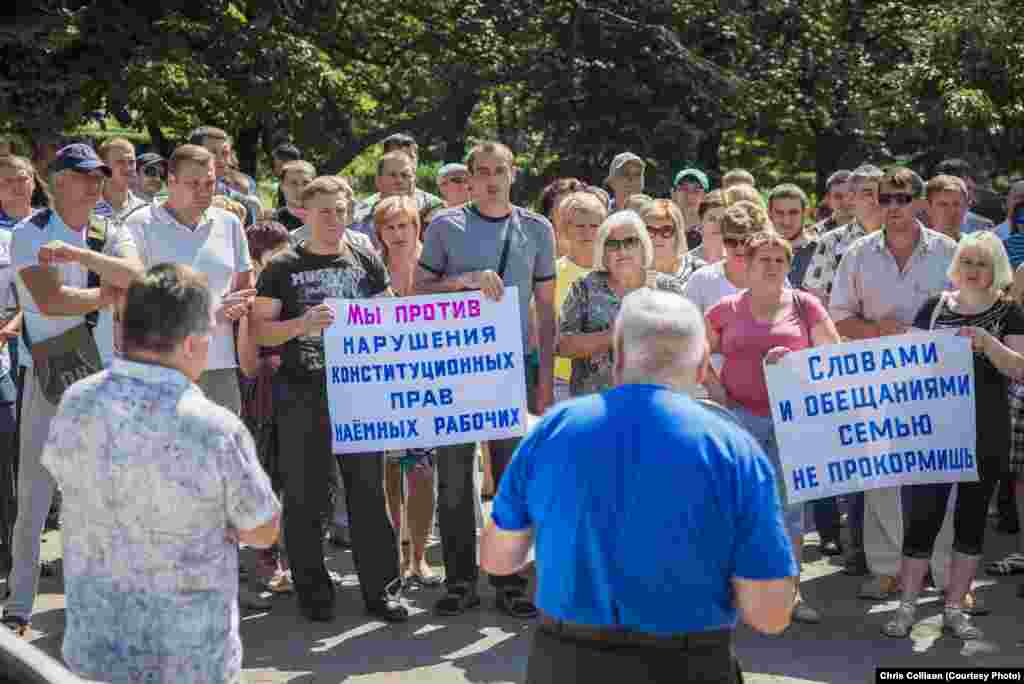 Several hundred people gathered in the main square of the town of Selidovo on July 10 to demand that the Ukrainian government pay salaries owed to the workers of state-owned coal mines.