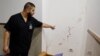 Un bărbat arată urmele împușcării a trei palestinieni într-un spital din Jenin (Cisiordania ocupată) la 30 ianuarie 2024. Hamas a recunoscut că erau membrii săi, iar Israelul a spus că ar fi pus la cale un atac iminent. 